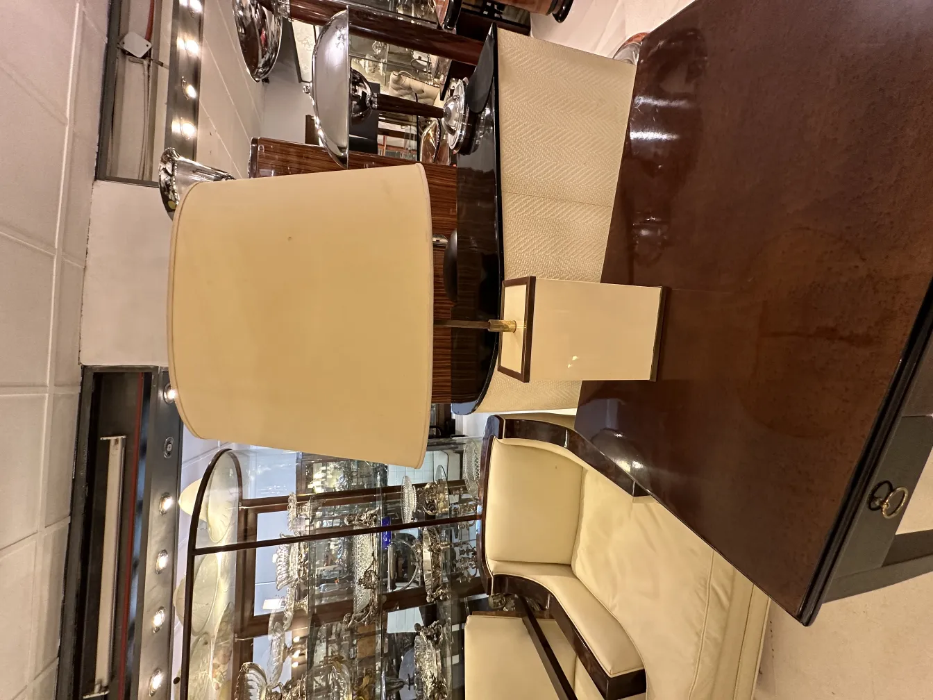 2 lámparas de mesa antiguas en una tienda con muebles elegantes