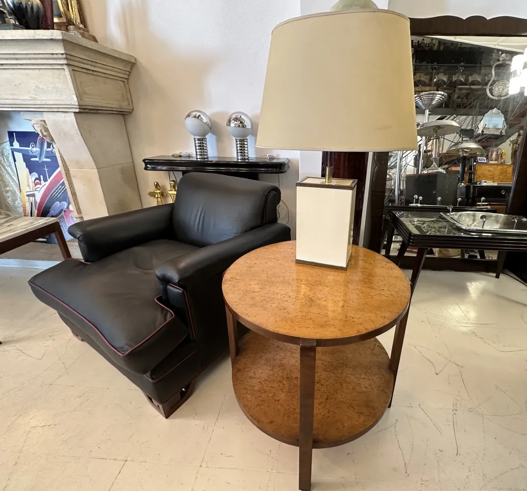 due lampade da tavolo antiche con basi eleganti in un ambiente accogliente