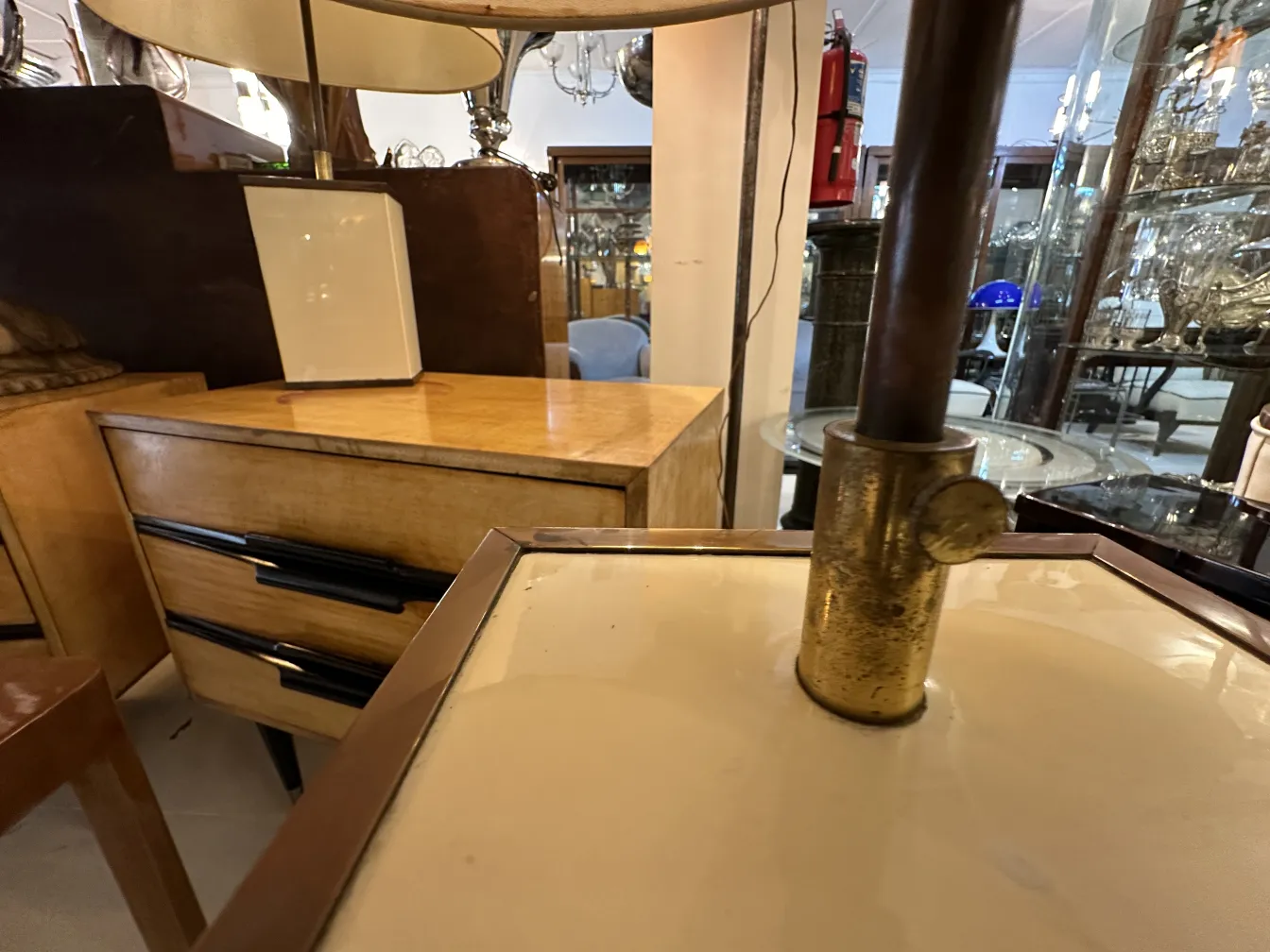 deux lampes de table anciennes sur une table dans un cadre vintage