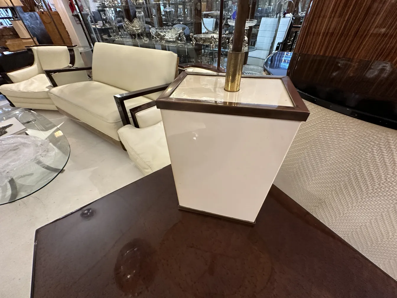 dos lamparas de mesa con base elegante en ambiente antiguo