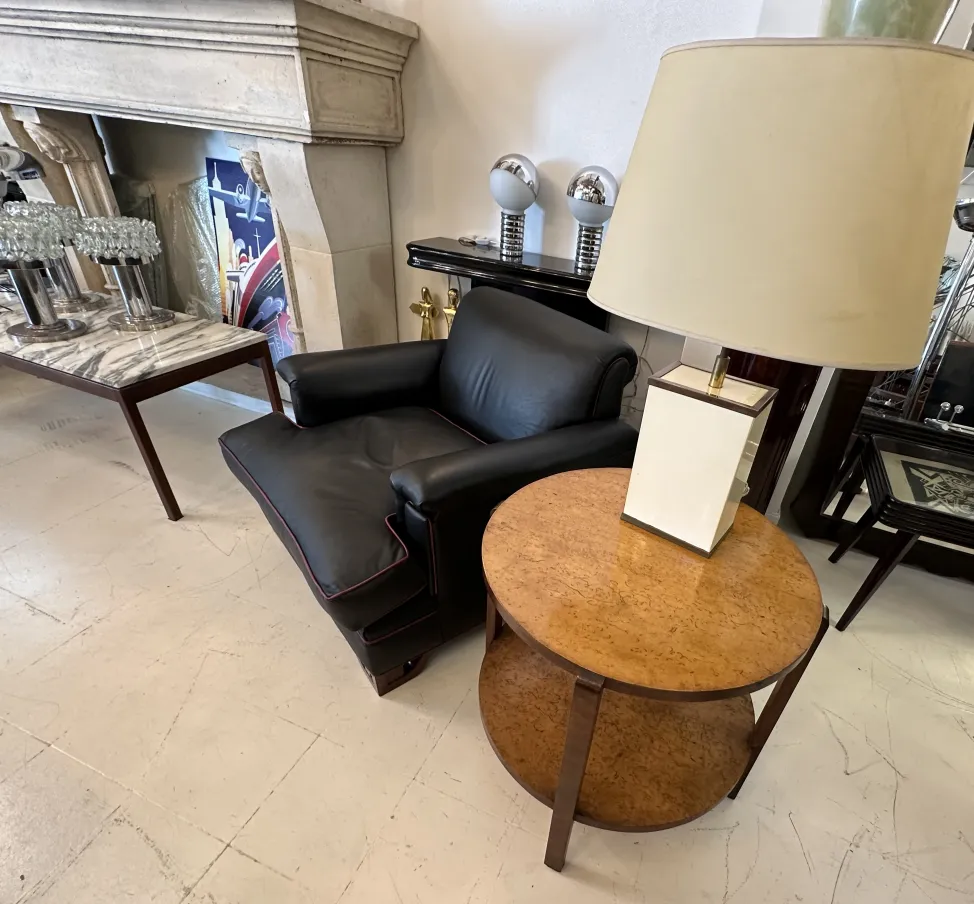 Duas lampadas de mesa antigas, decorativas e elegantes.