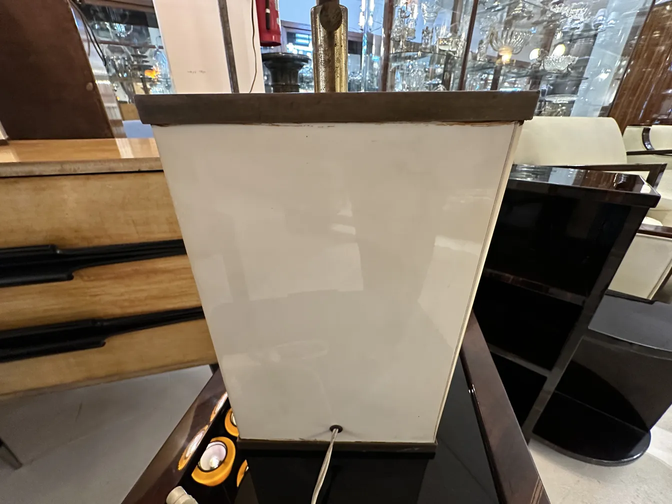 Deux lampes de table anciennes dans un cadre élégant avec des meubles en arrière-plan