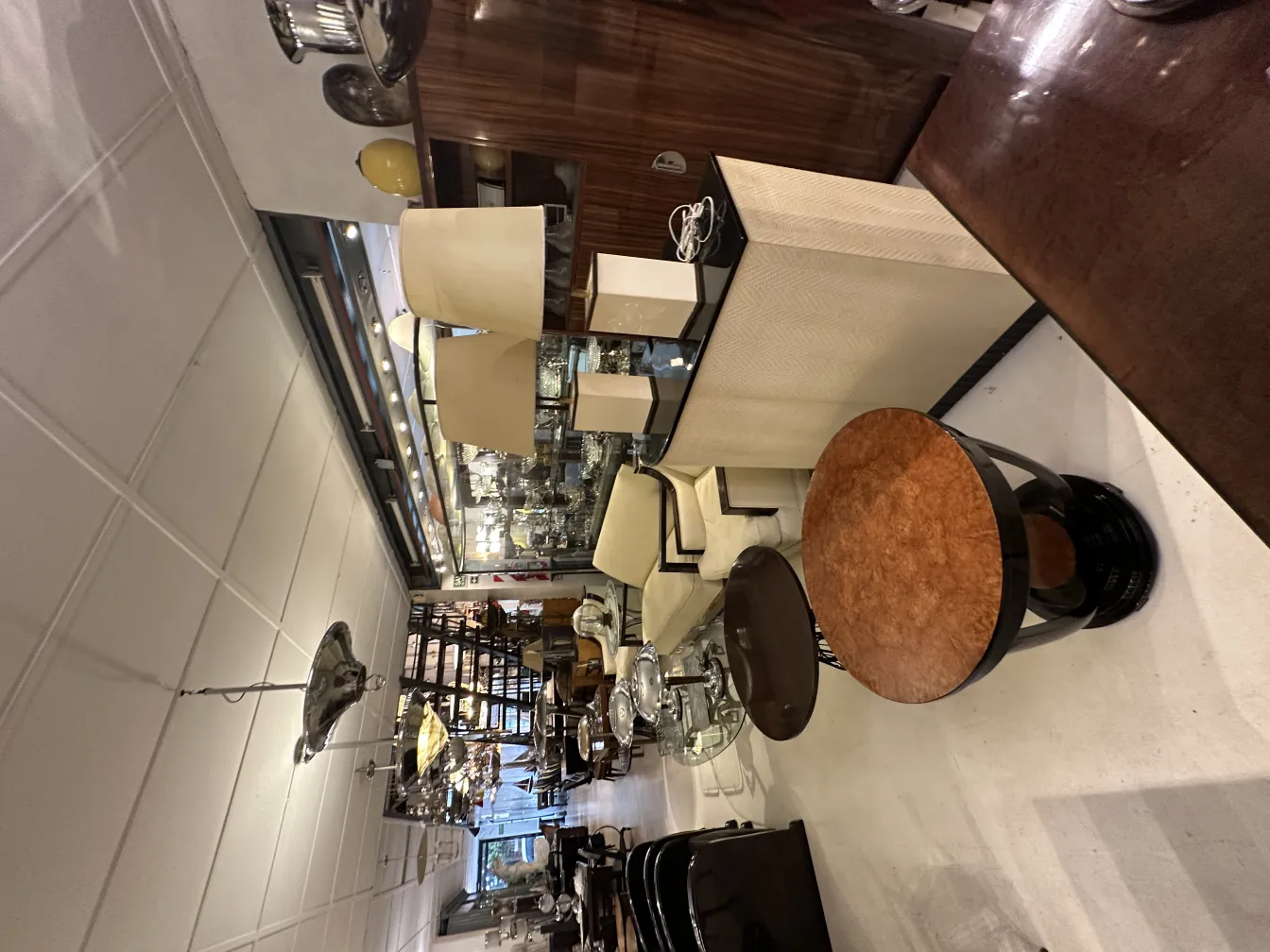 duas lampadas de mesa antigas em um ambiente acolhedor