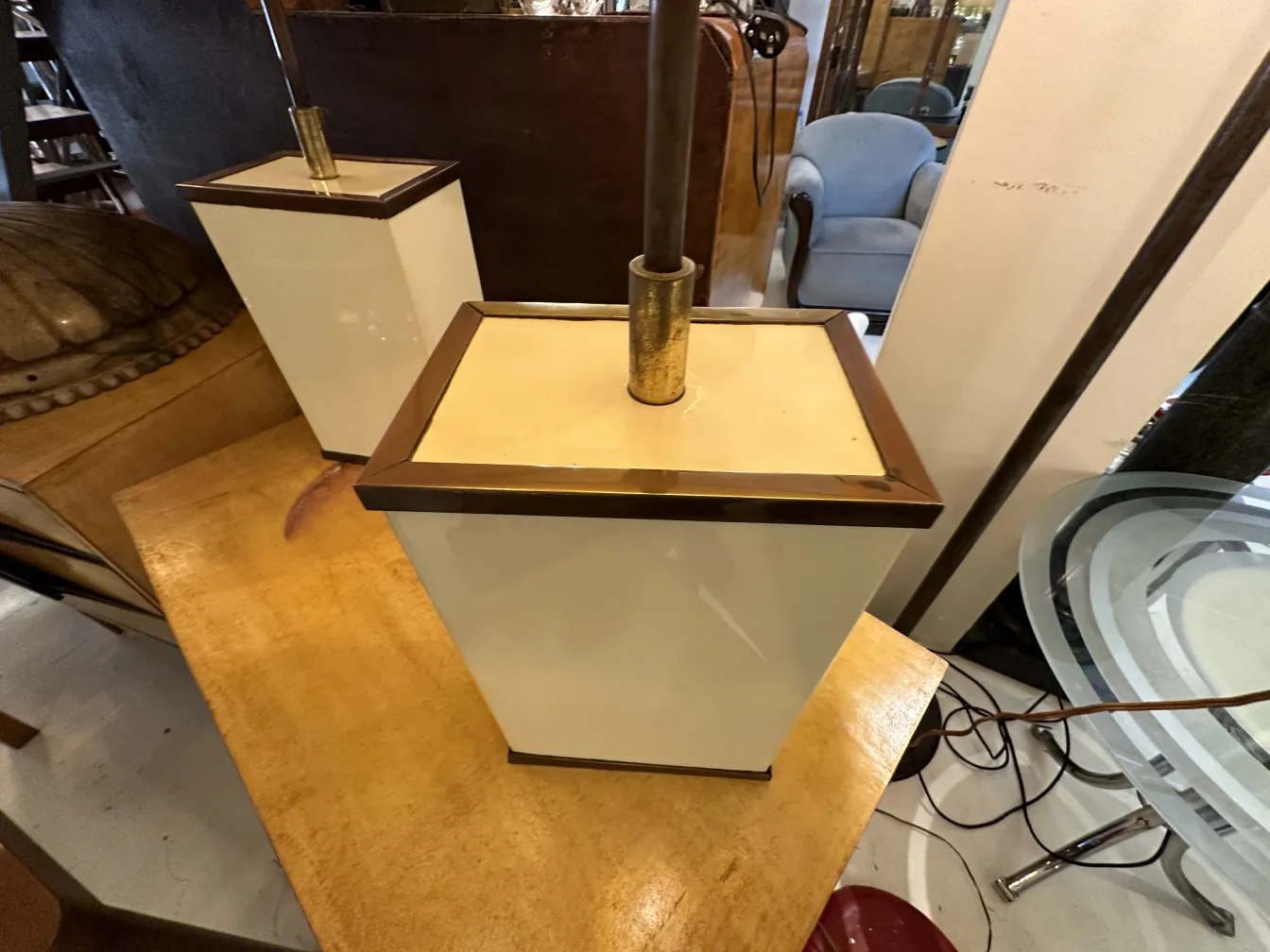 dos lámparas de mesa antiguas, diseño moderno y elegante, perfectas para decoración.