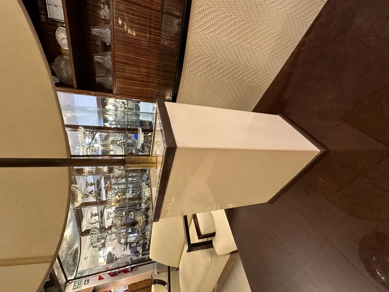 zwei antike Tischleuchten in einem eleganten Ambiente