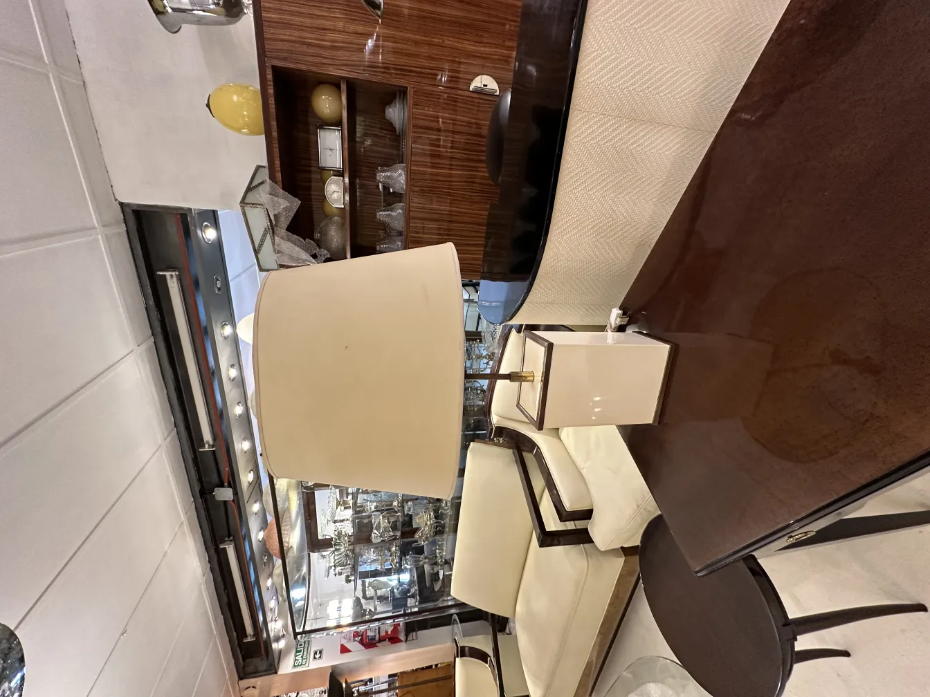 zwei antike Tischleuchten in einem eleganten Dekorationsbereich