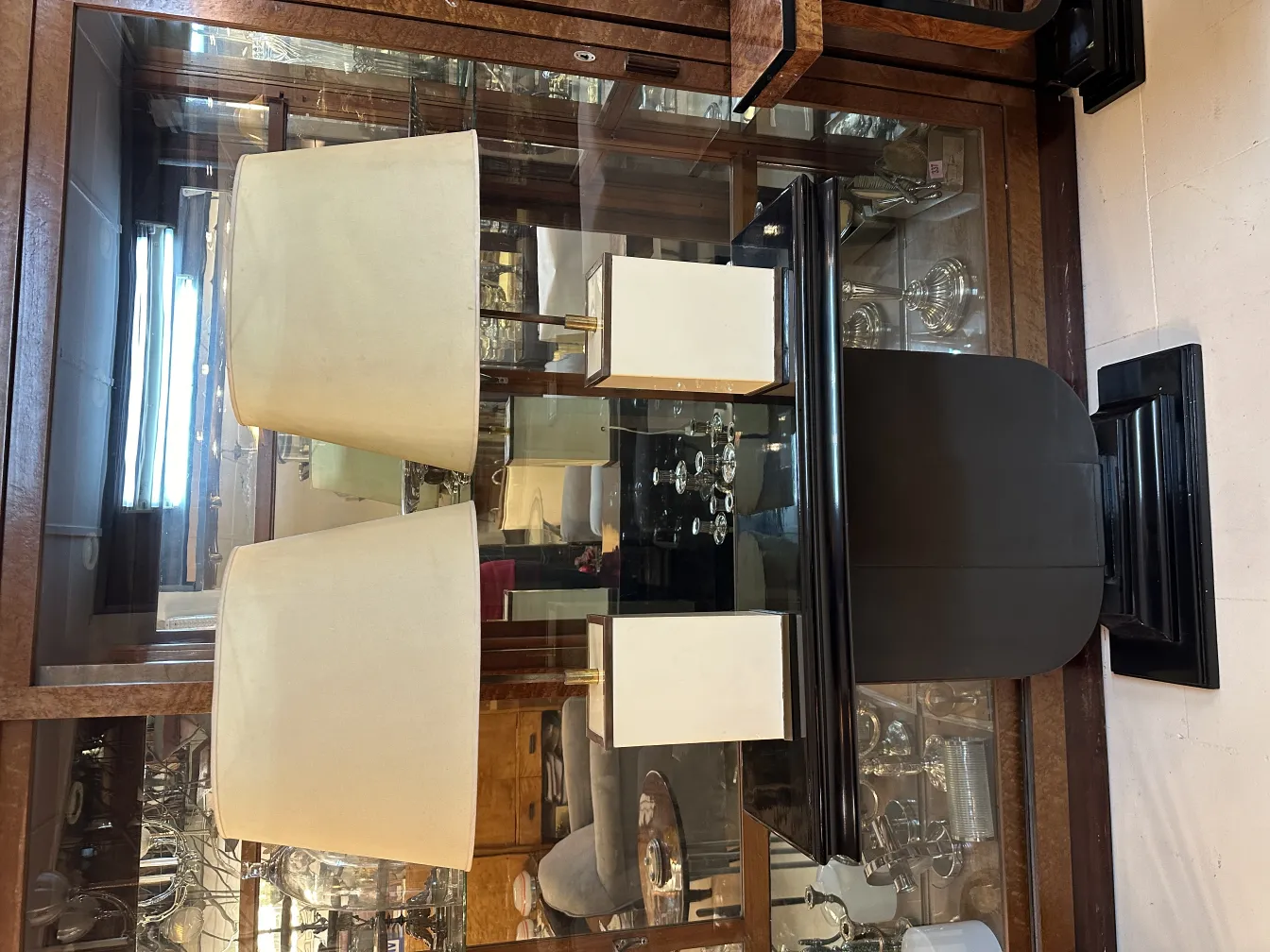 Deux lampes de table anciennes avec abat-jours dans un cadre élégant