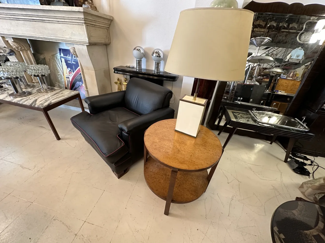 اثنان من مصابيح الطاولة القديمة بأسس أنيقة، في بيئة مريحة