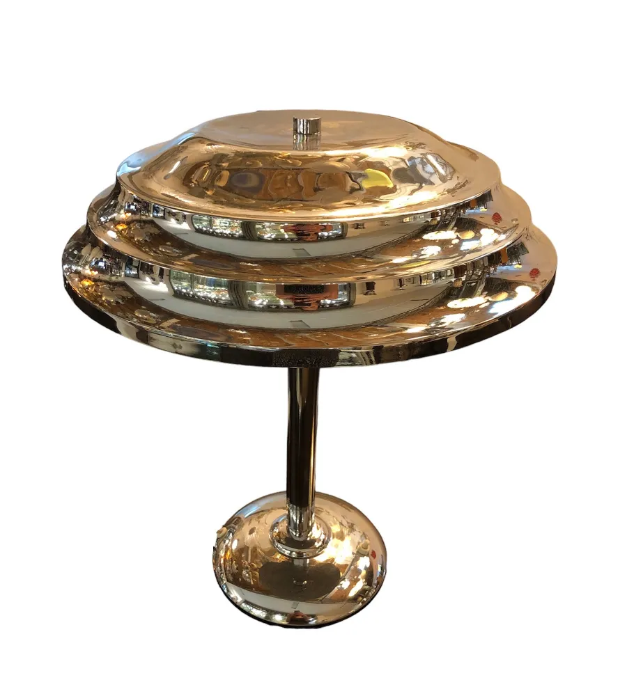 Dua lampu meja kuno dengan bentuk elegan dan bersinar