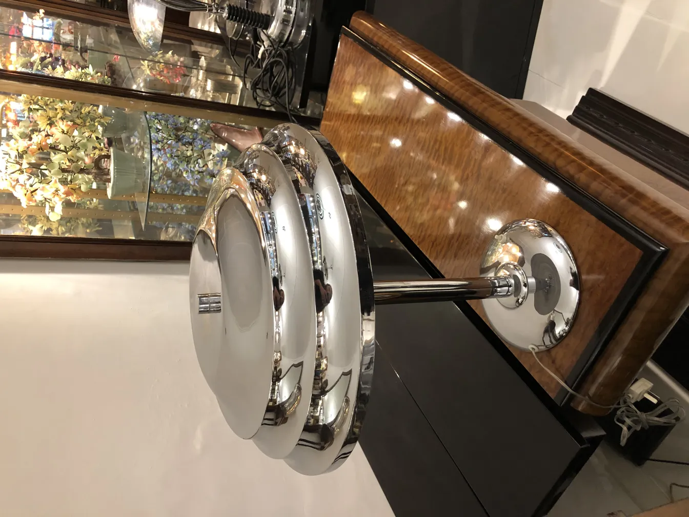 due lampade da tavolo antiche con design attraente