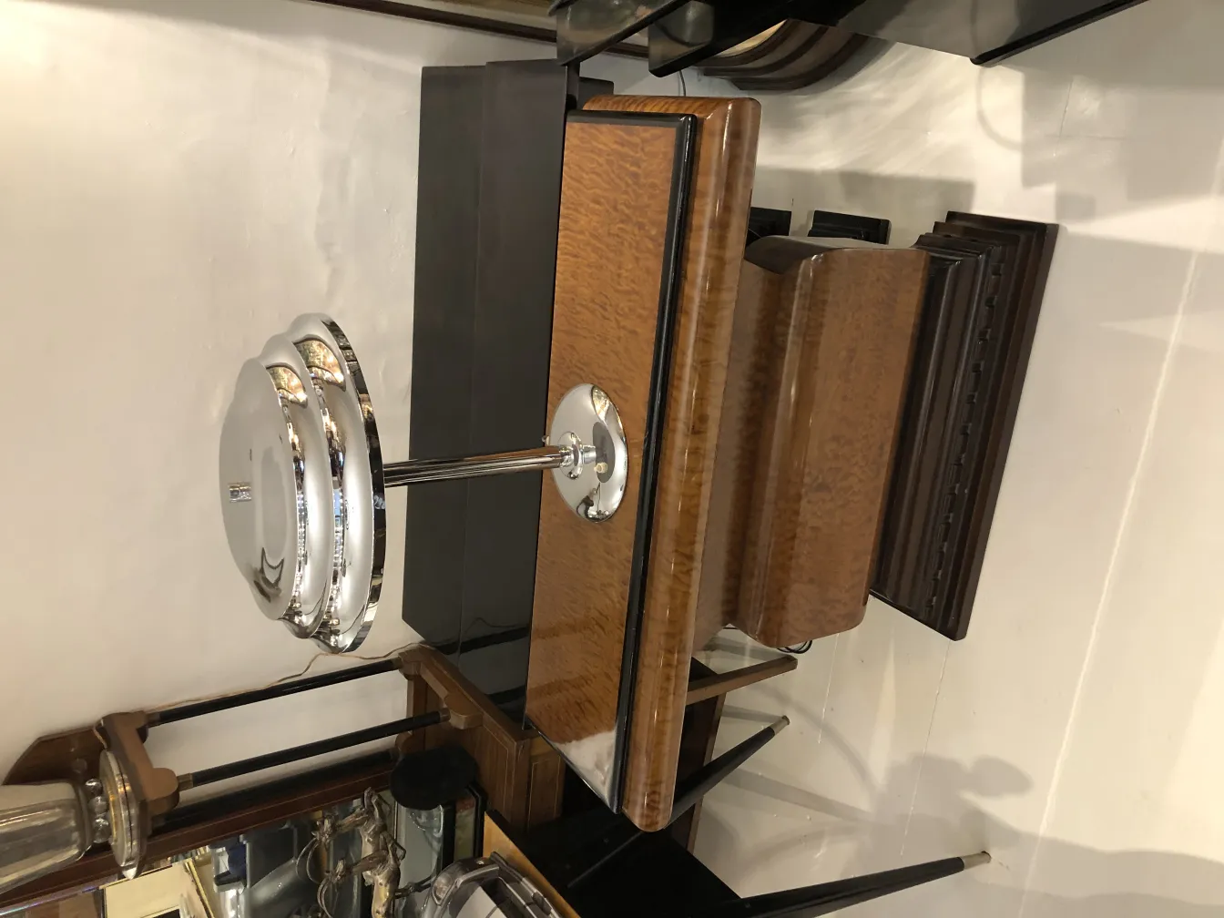 Duas lâmpadas de mesa antigas com design elegante, em um ambiente