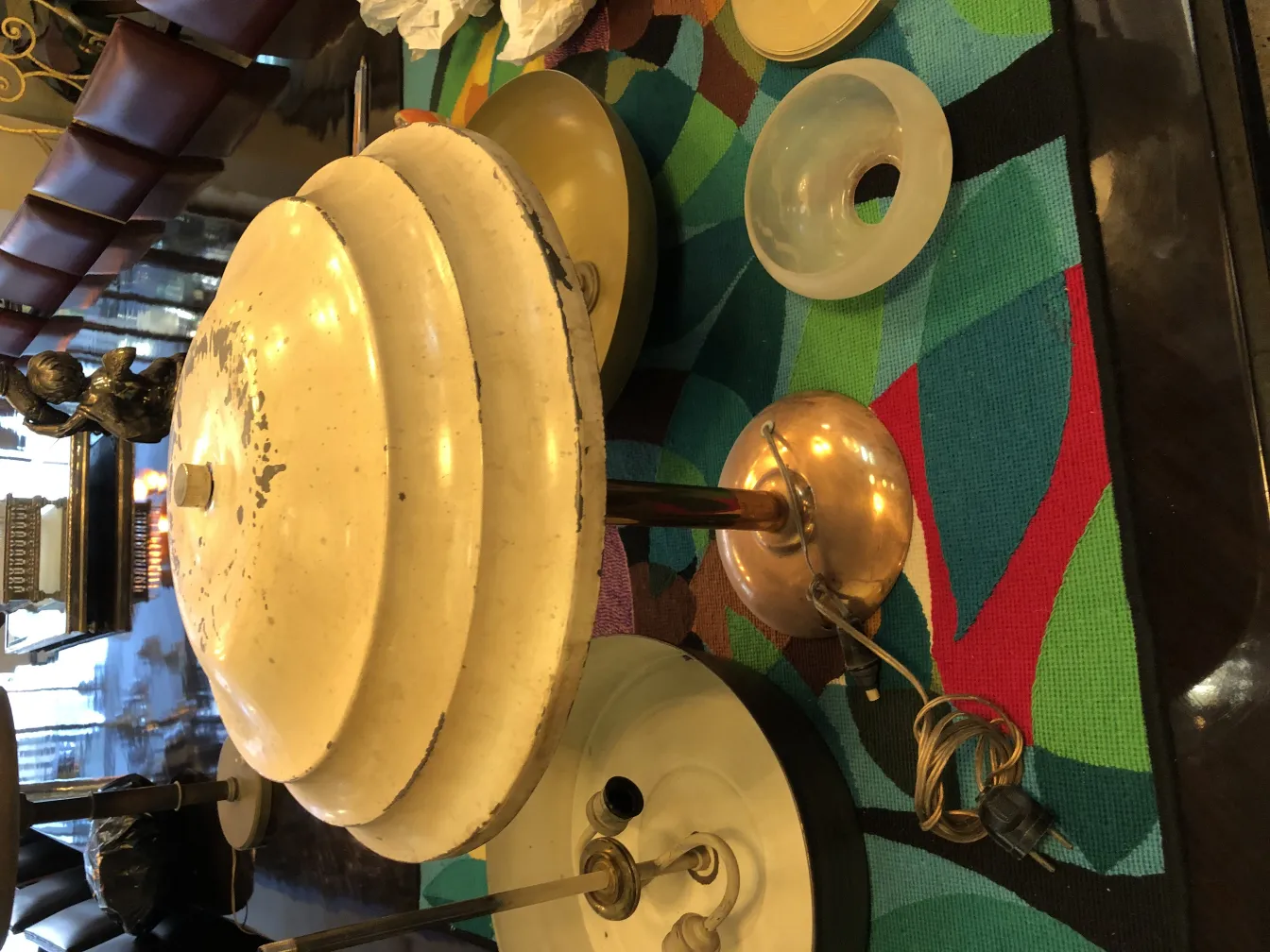 duas lâmpadas de mesa antigas elegantes em uma mesa