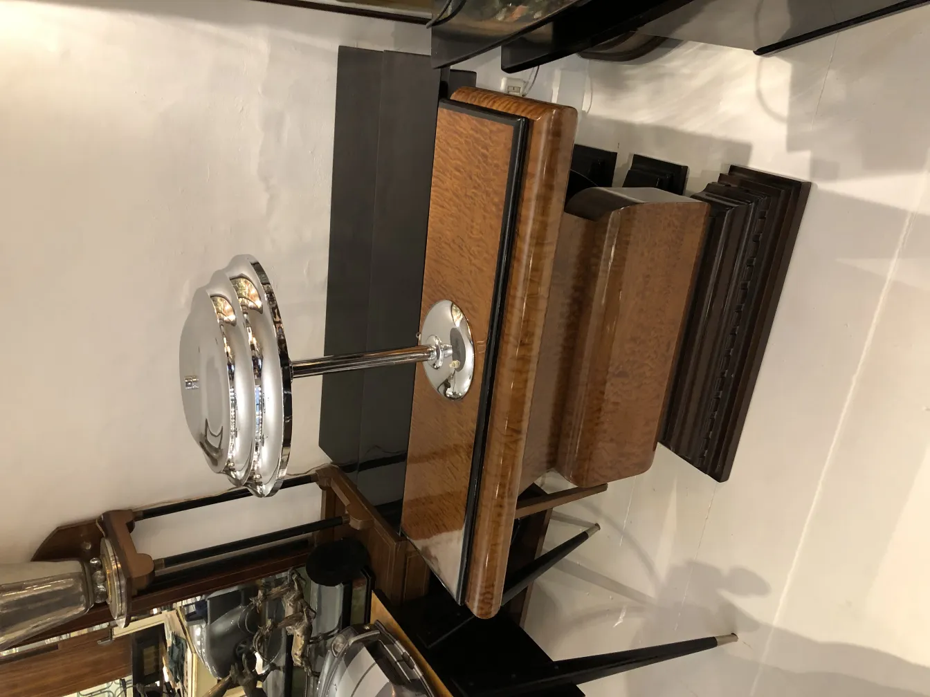 两盏古董台灯，镀铬底座，置于优雅的环境中