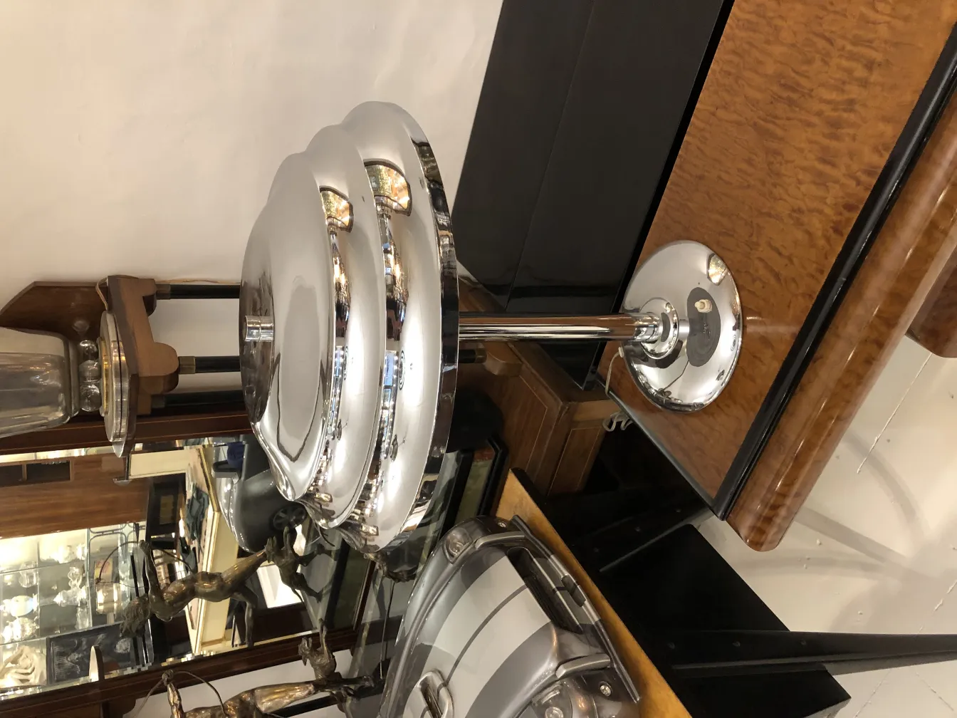 Deux lampes de table anciennes avec un style élégant sur une table