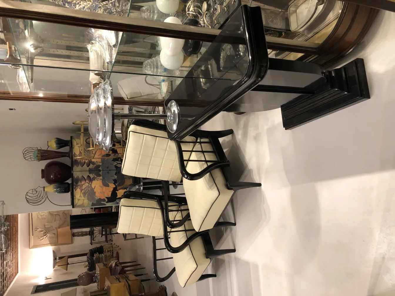 conjunto de 2 lámparas de mesa antiguas con sillas blancas