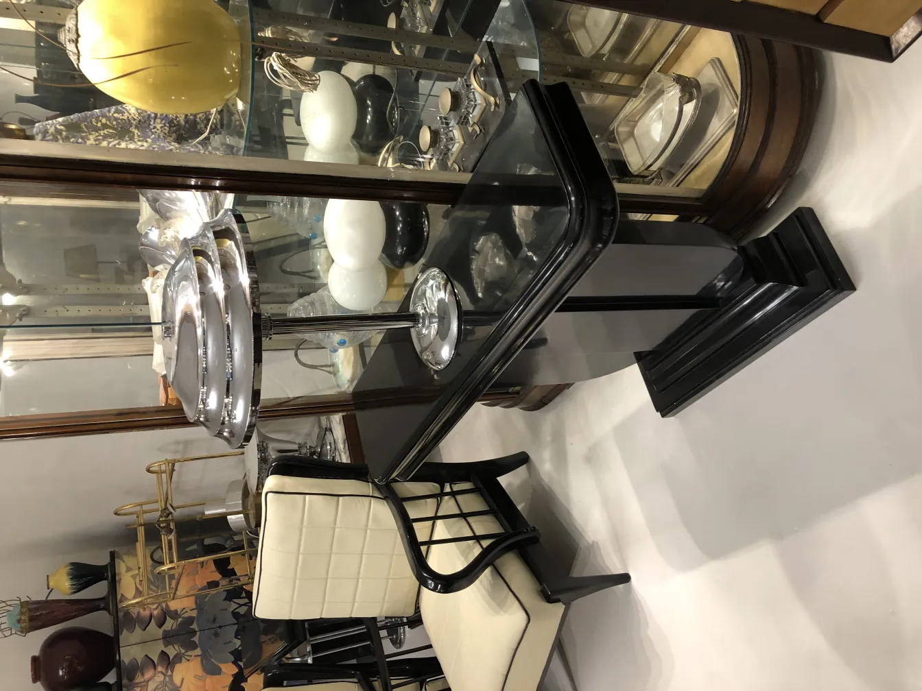 2 lampade da tavolo antiche con design elegante e base cromata, in un ambiente classico.