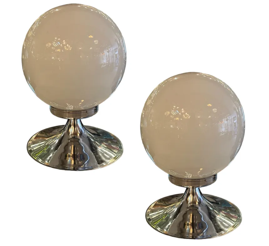 2 lampadas de mesa antigas com luz suave em um ambiente aconchegante