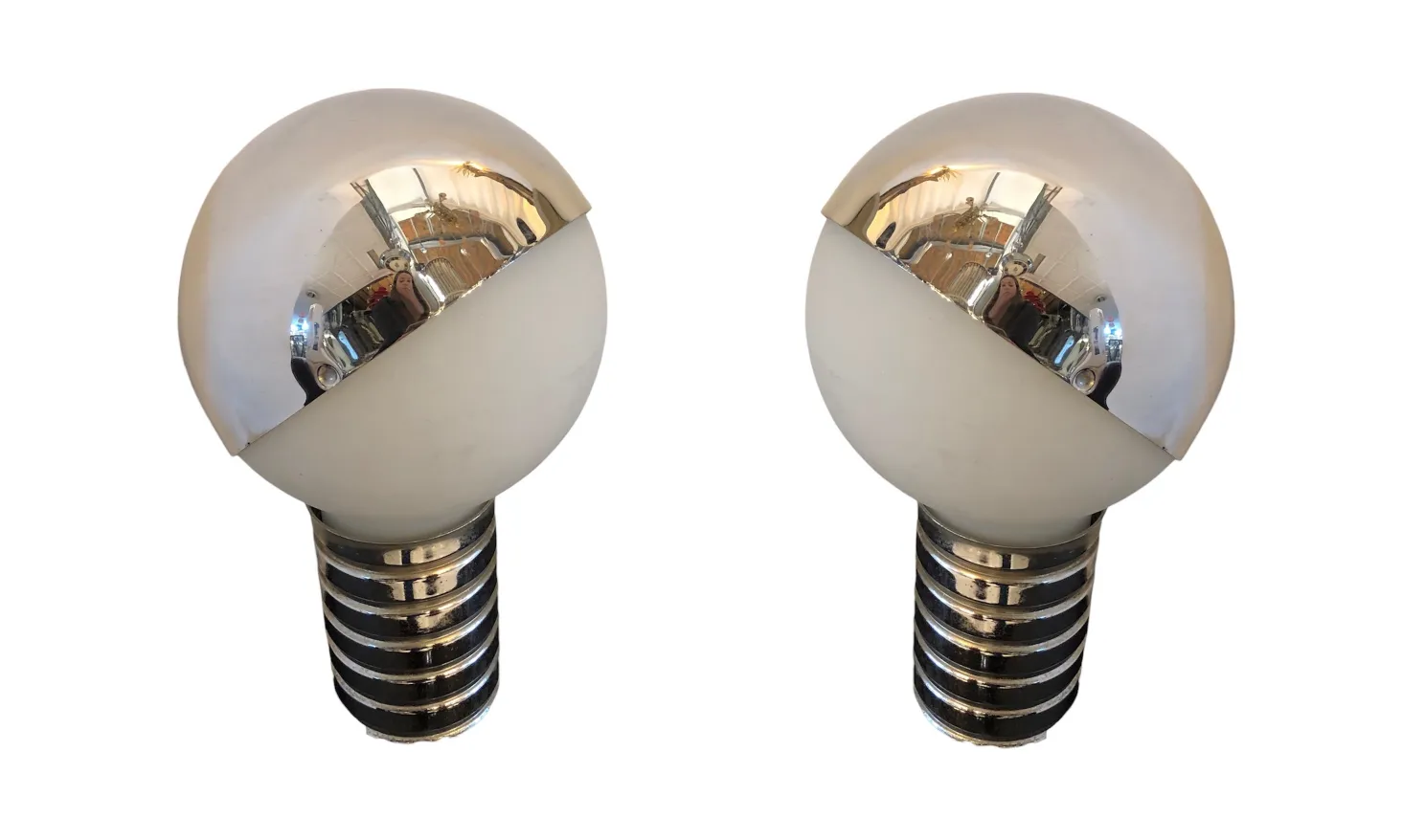 duas lampadas de mesa antigas com design esferico no ambiente