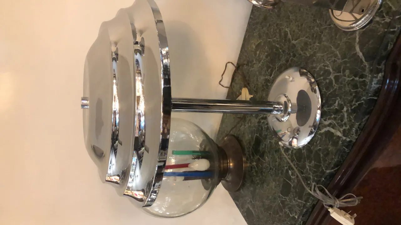 Duas lâmpadas de mesa antigas com bases decorativas em um ambiente acolhedor