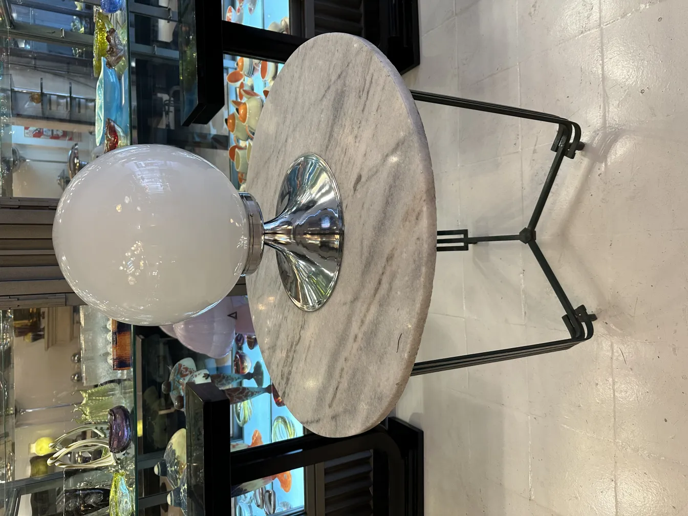 Due lampade da tavolo antiche con bulbose sferiche e basi lucide in un'atmosfera elegante.