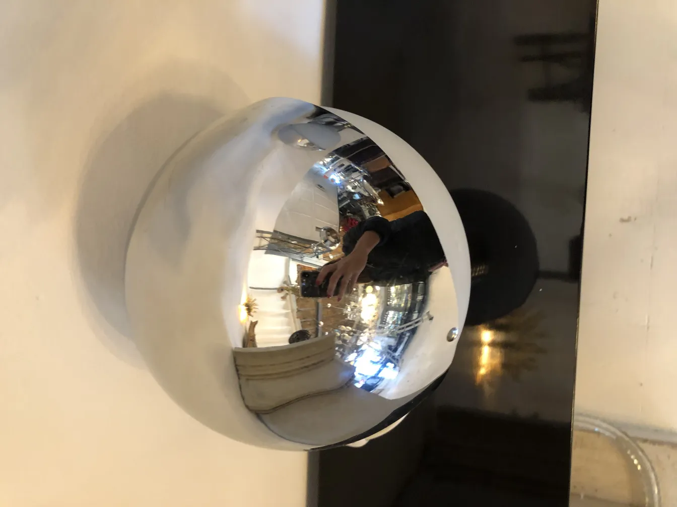 Ansicht von 2 klassischen Tischleuchten in einer eleganten Umgebung mit Reflexionen und sanftem Licht.