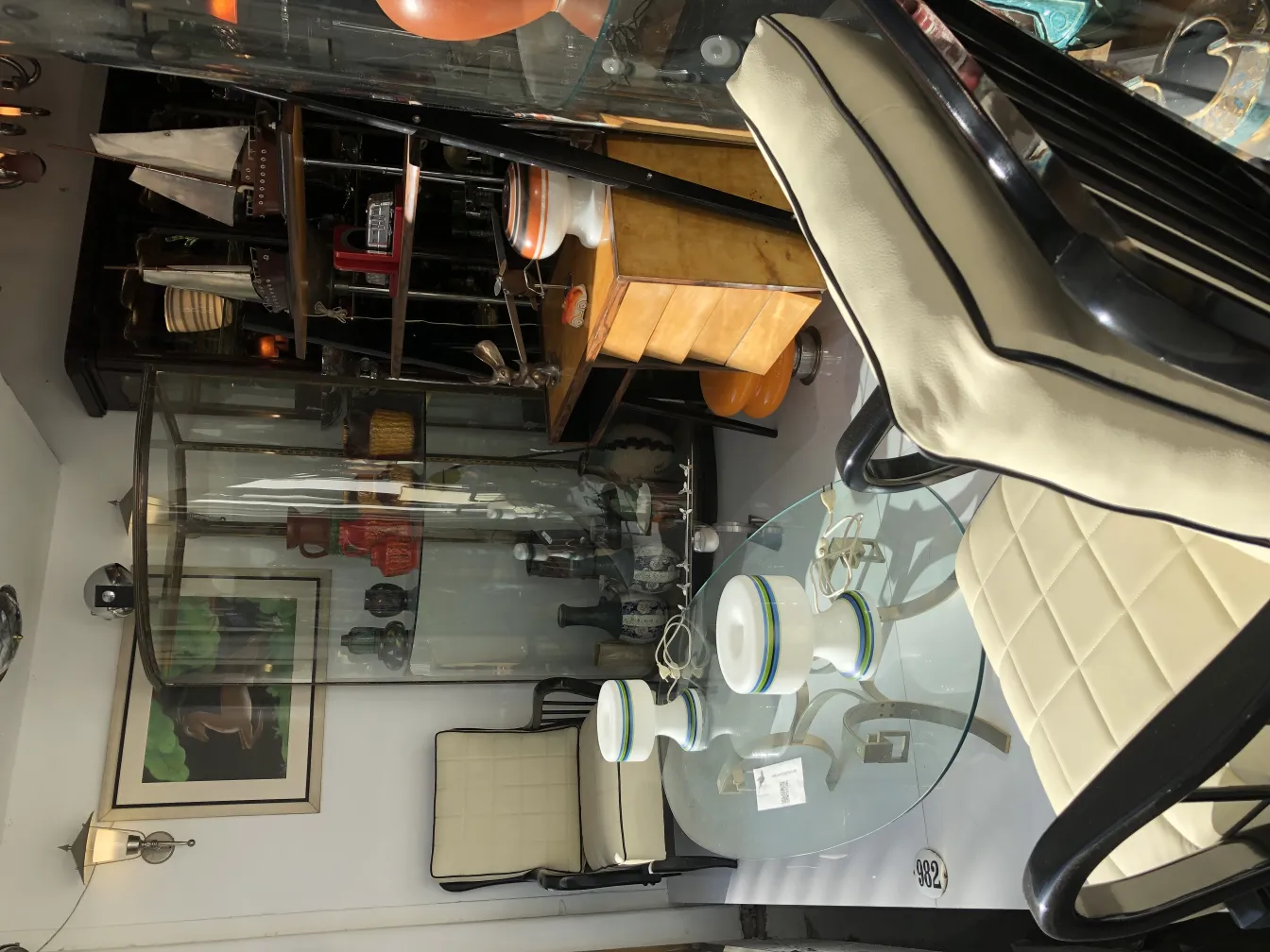 две антикварные настольные лампы в декоративной обстановке