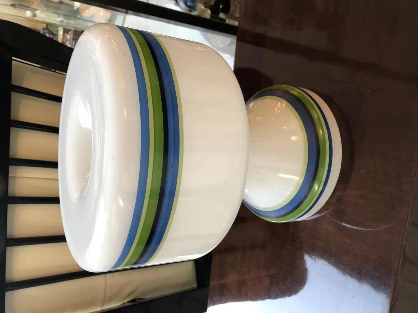 2 lampu meja antik dengan aksen berwarna di lingkungan vintage