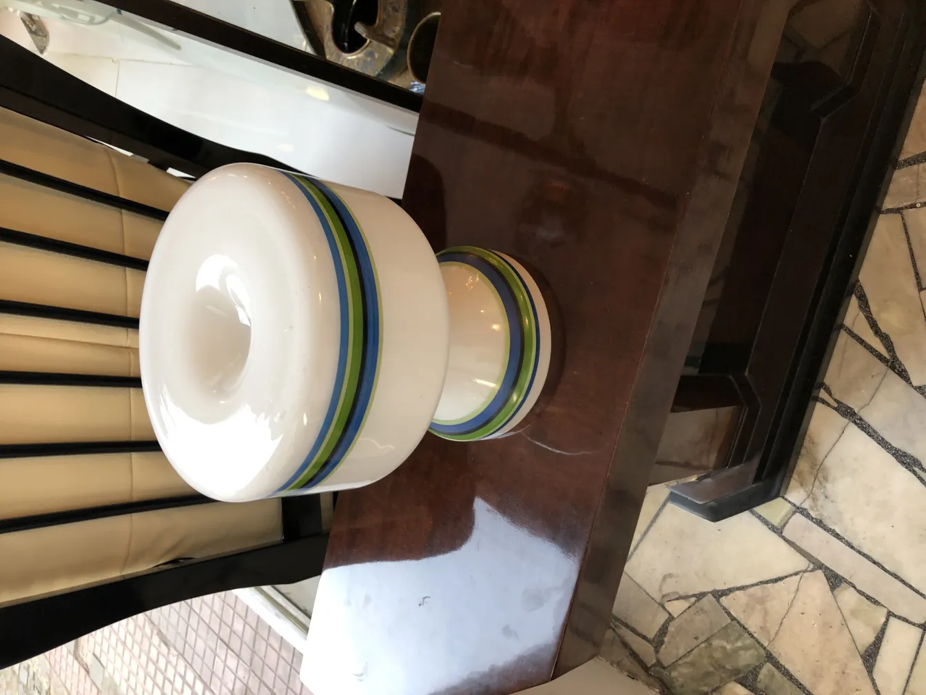 Dua lampu meja kuno dengan desain berwarna-warni di lingkungan yang elegan