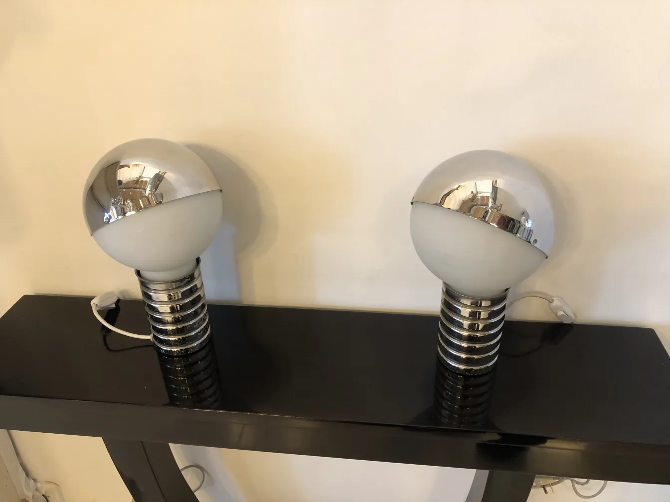 due lampade da tavolo antiche con design sferico moderno