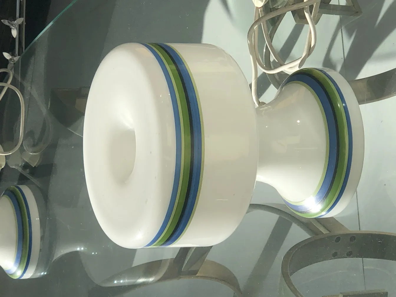 古いテーブルランプ2台、カラフルなディテールが現代的な環境に置かれています。