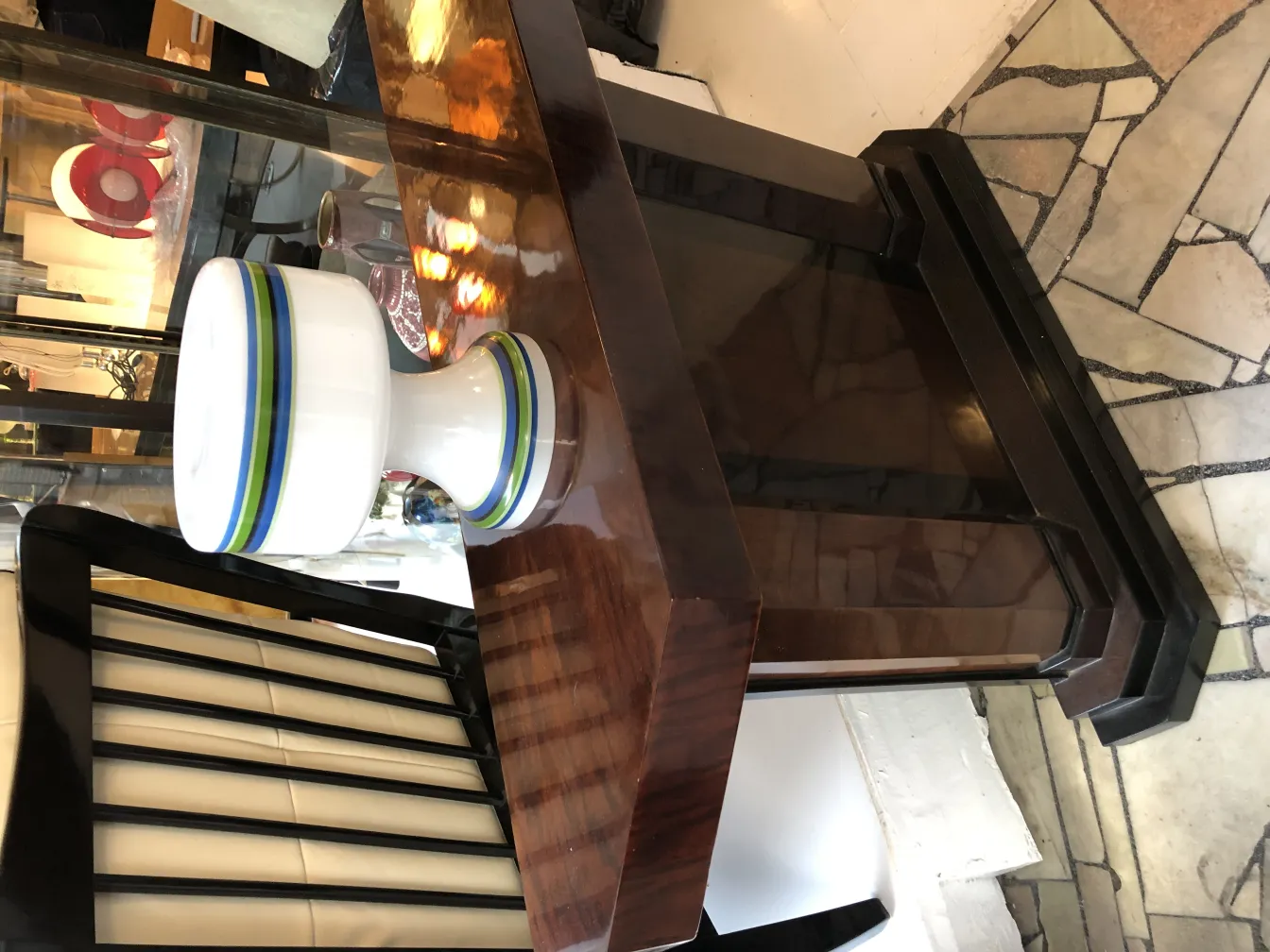 Dos lámparas de mesa antiguas con diseño colorido en ambiente elegante.