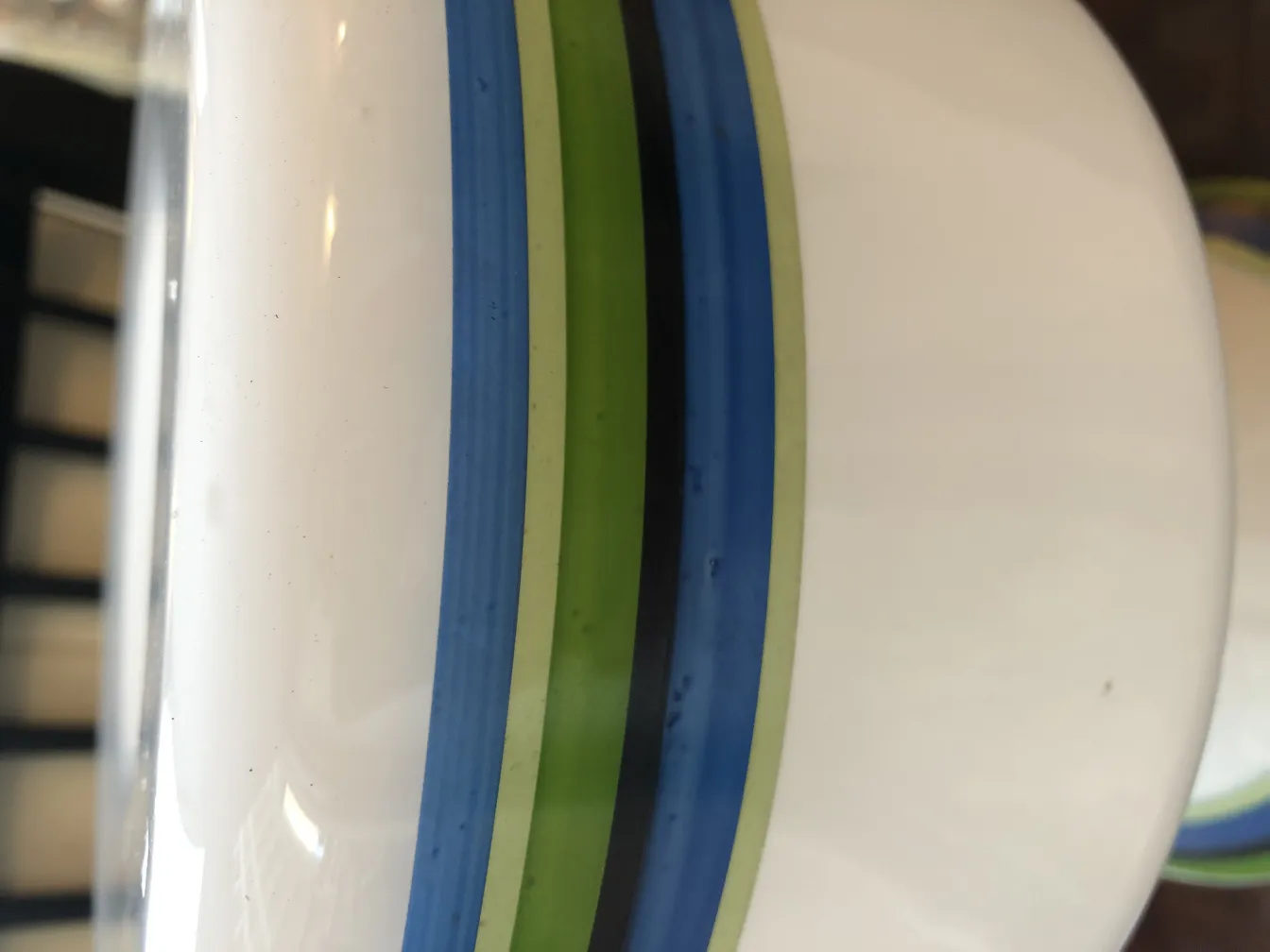 dos lámparas de mesa antiguas con bandas de colores