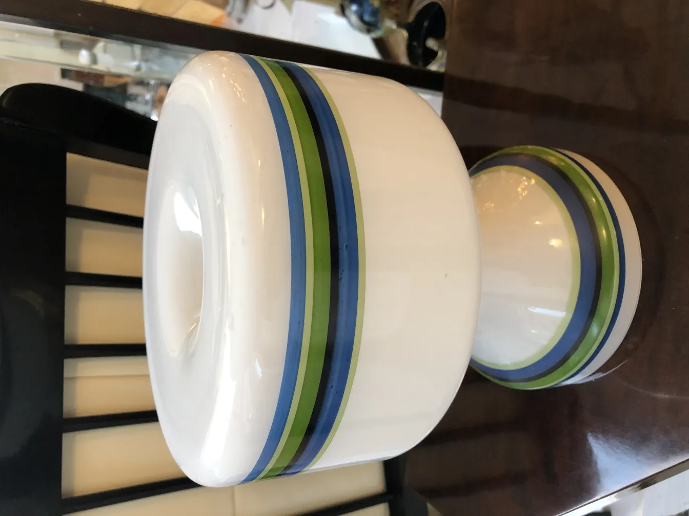 deux lampes de table anciennes avec un design coloré et une forme ronde