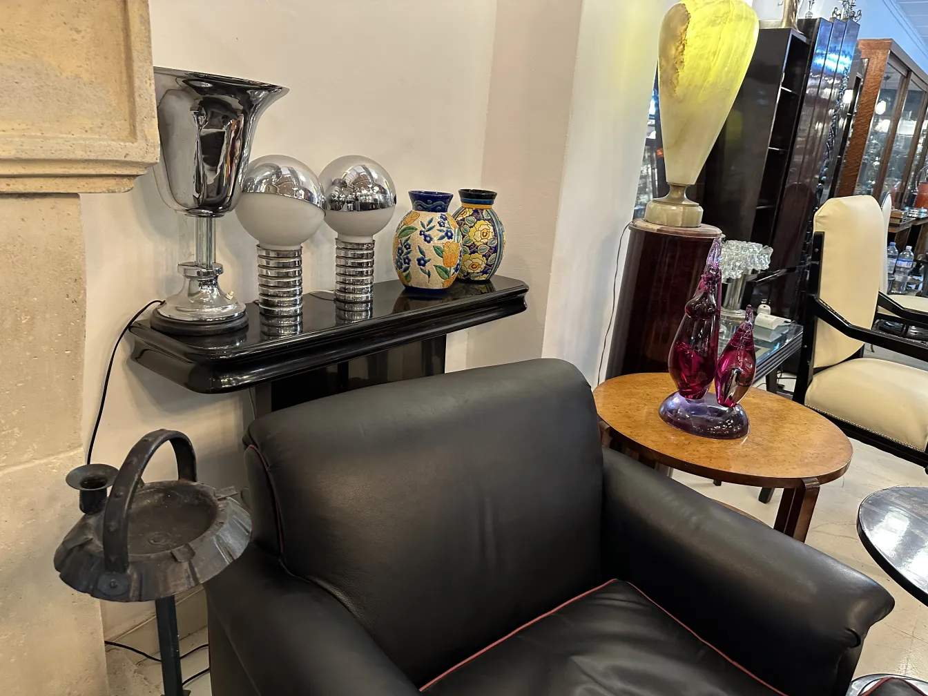 2 lámparas de mesa antiguas con estilo elegante en su entorno