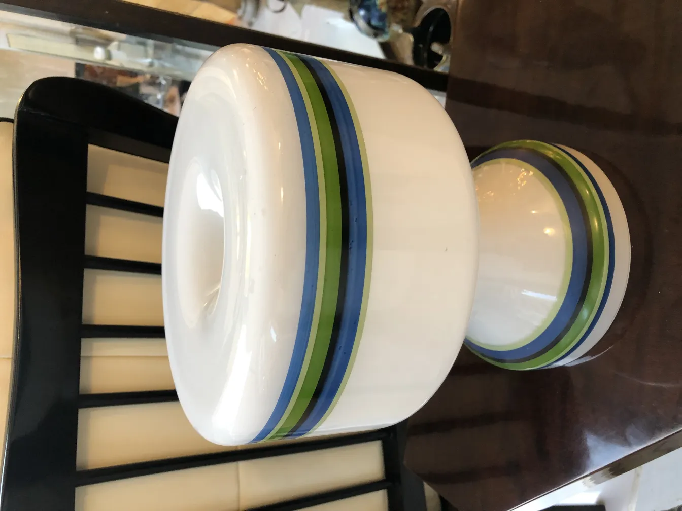 duas lâmpadas de mesa antigas com design colorido em um ambiente aconchegante