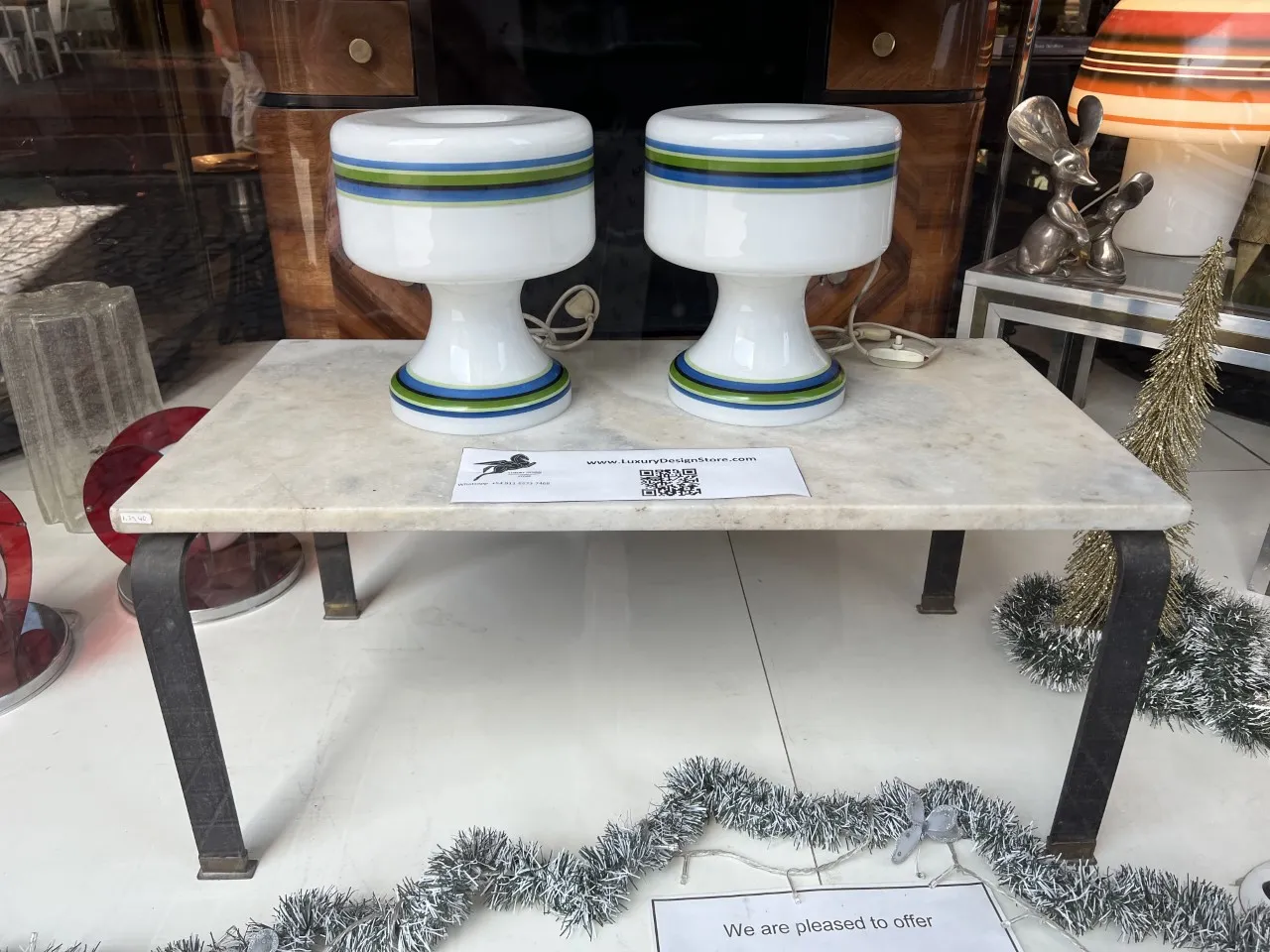 Una coppia di lampade da tavolo antiche con motivi luminosi alla base.