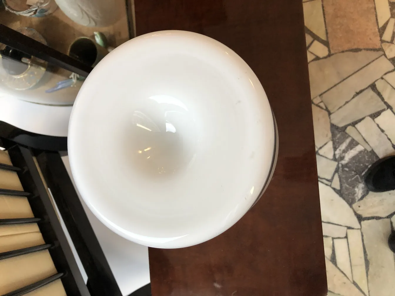 vue du dessus de 2 lampes de table anciennes, couleur blanche, sur une table en bois