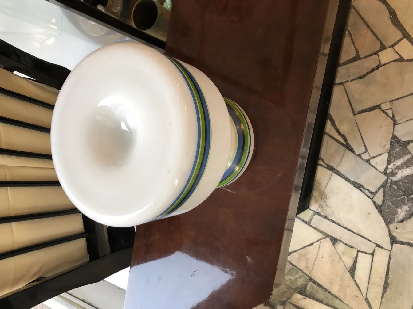 两盏装饰着鲜艳色彩的老式桌灯放在桌子上