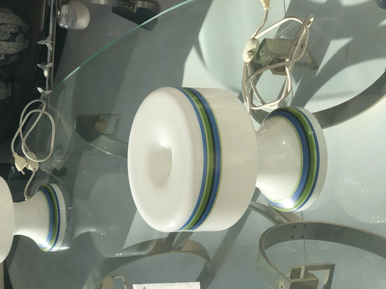 Vue de 2 lampes de table antiques avec des détails colorés. Ambiance chaleureuse.