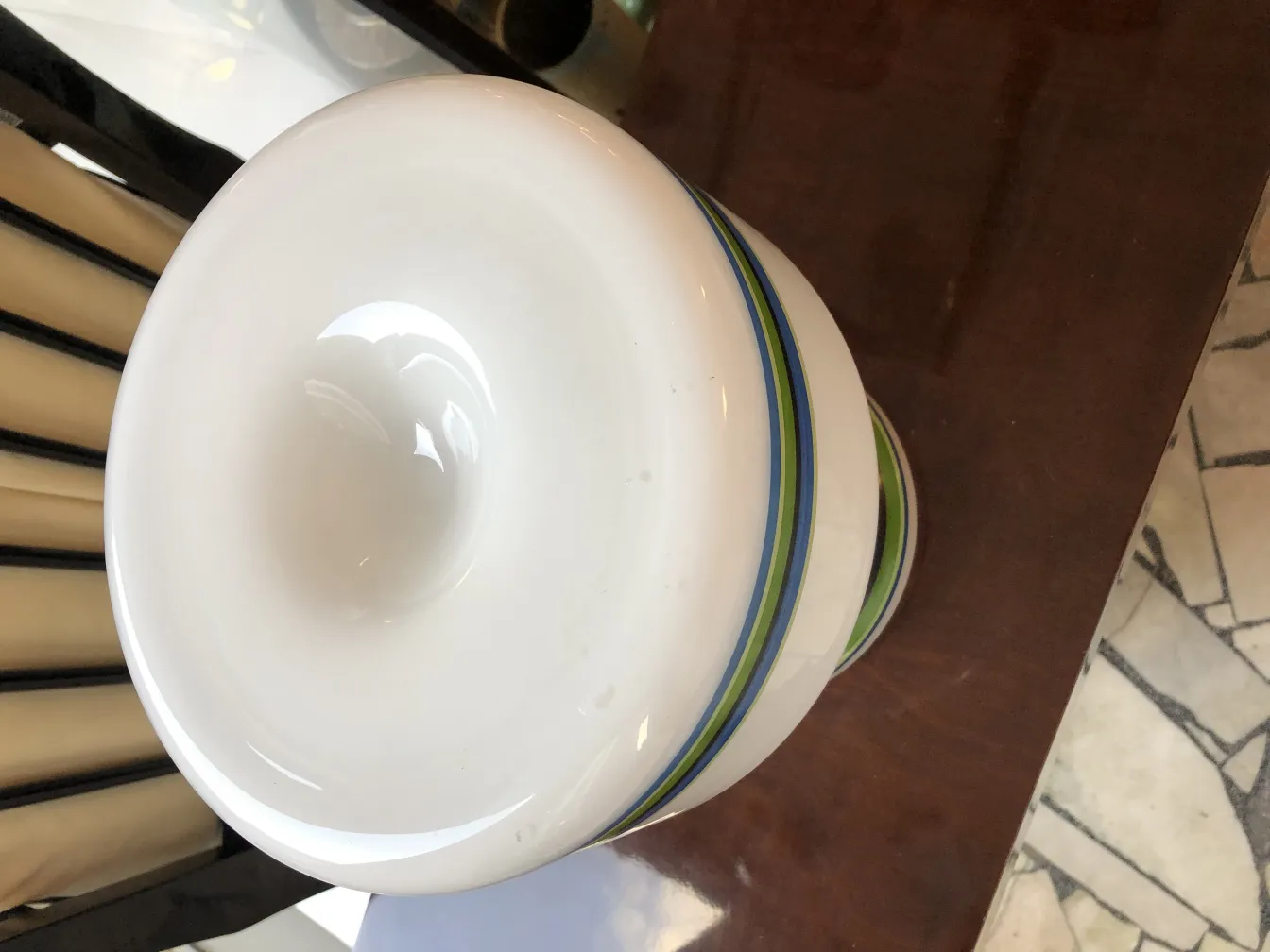 vue de dessus de deux lampes de table antiques avec des détails colorés sur une table