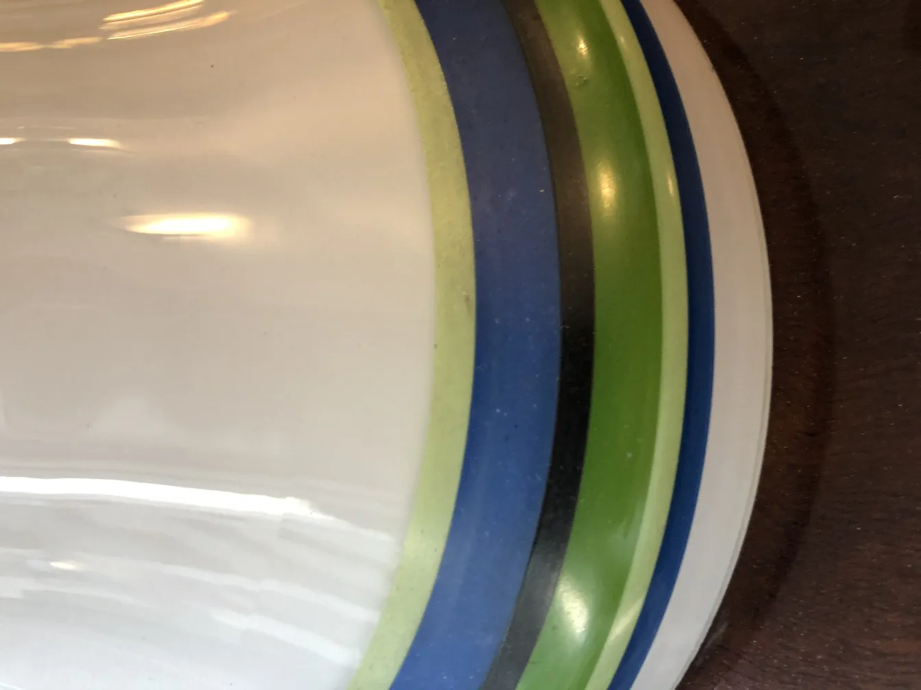 dos lámparas de mesa antiguas con colores brillantes y vivos, en un ambiente elegante.