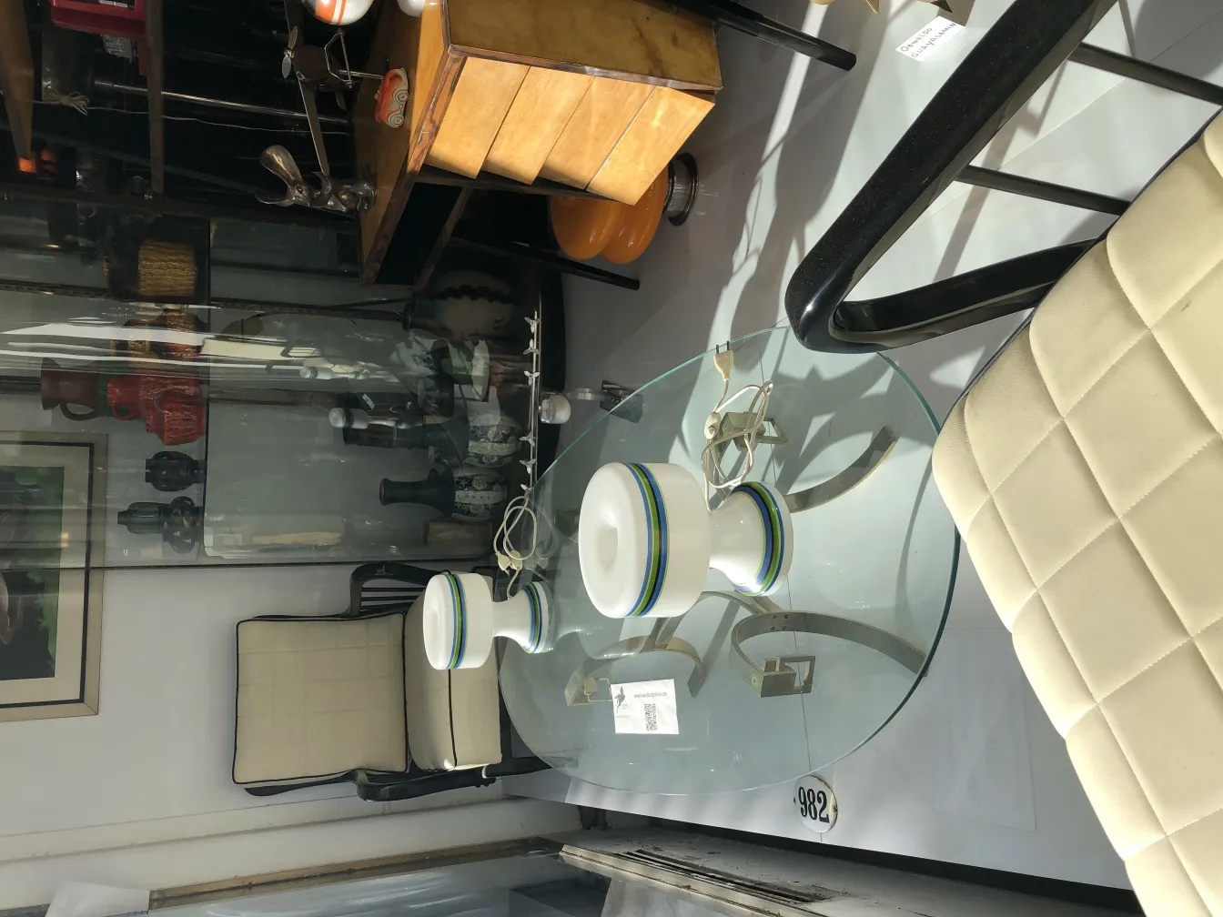 2 المصابيح طاولة عتيقة بتصميم جذاب وألوان زاهية في بيئة زخرفية.