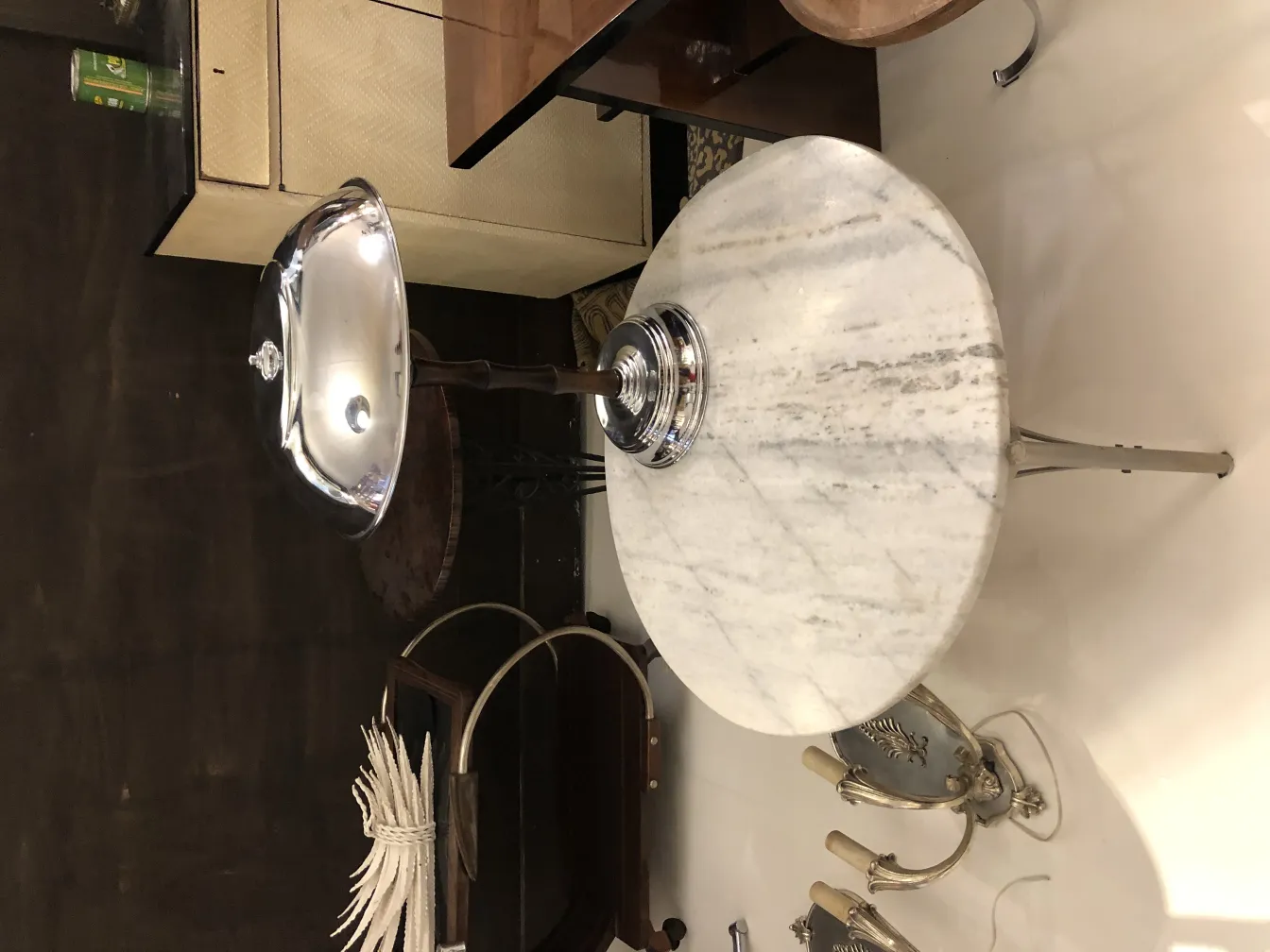 dos lámparas de mesa antiguas con pantalla brillante