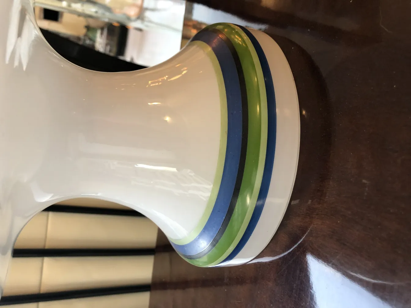 due lampade da tavolo antiche con dettagli colorati