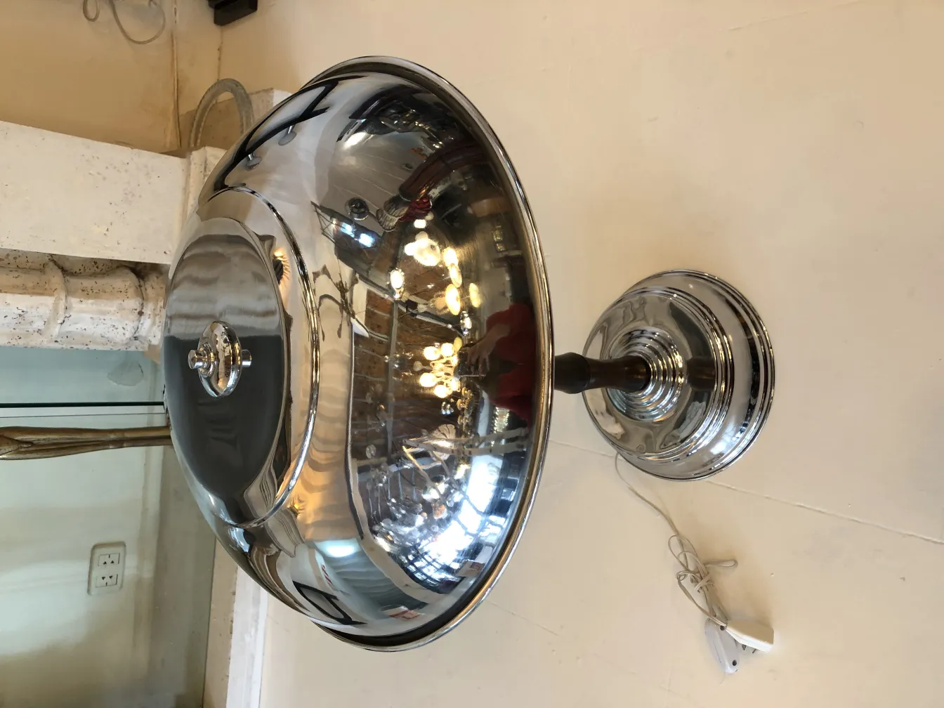 dua lampu meja kuno dengan desain mengkilap, mencerminkan cahaya