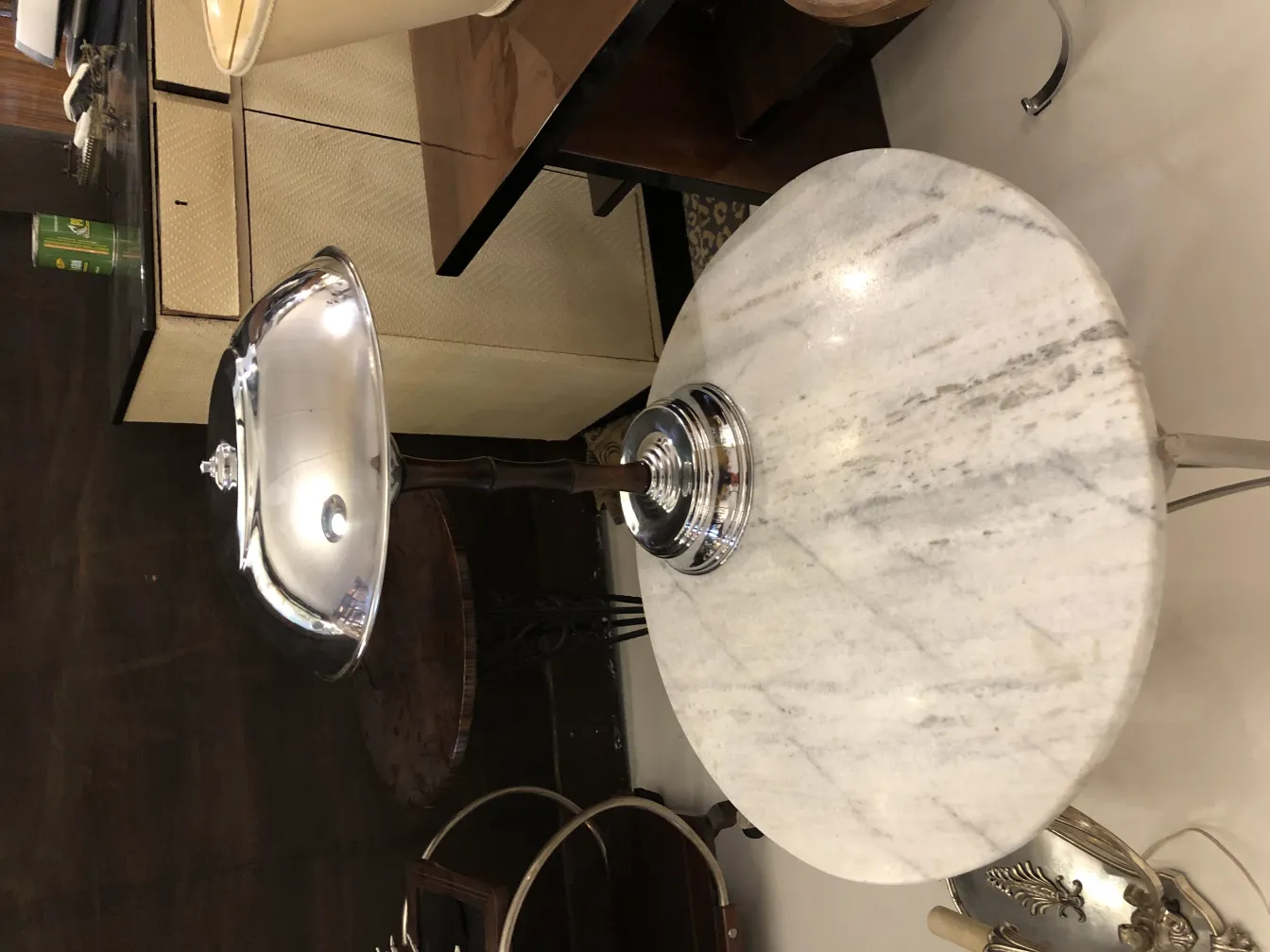 Vista superior de 2 lámparas de mesa antiguas en un ambiente neutral