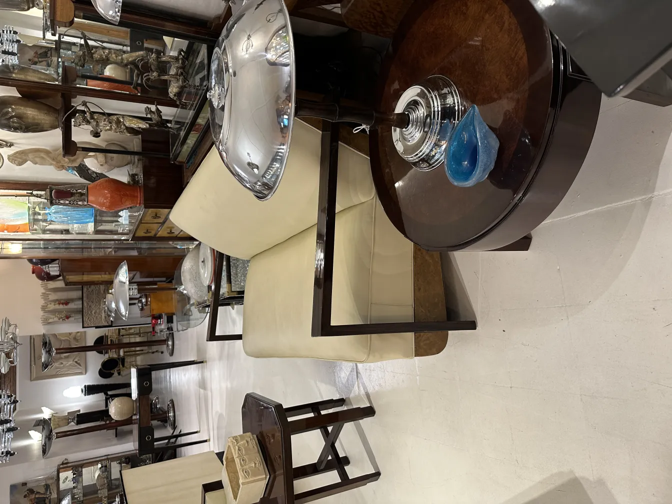 dos antiguas lámparas de mesa en ambiente acogedor, decorativas y elegantes