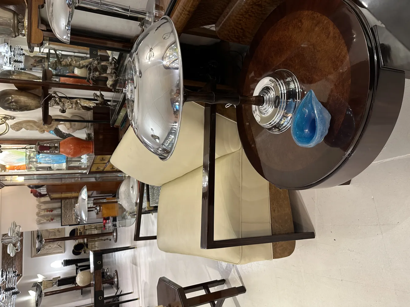 Due lampade da tavolo antiche, eleganti e decorative vicino a un divano.