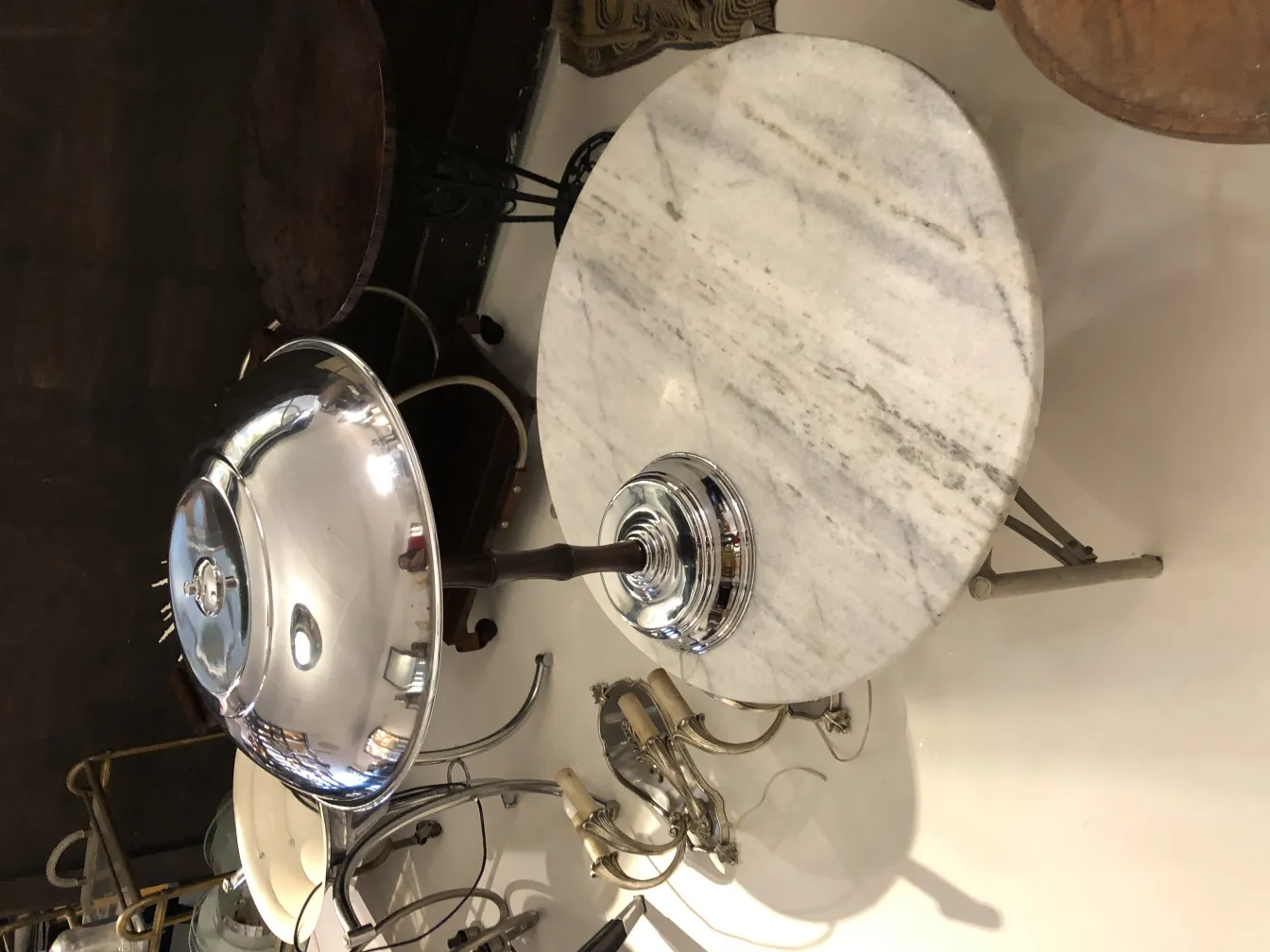 deux lampes de table anciennes sur une table claire avec diverses décorations