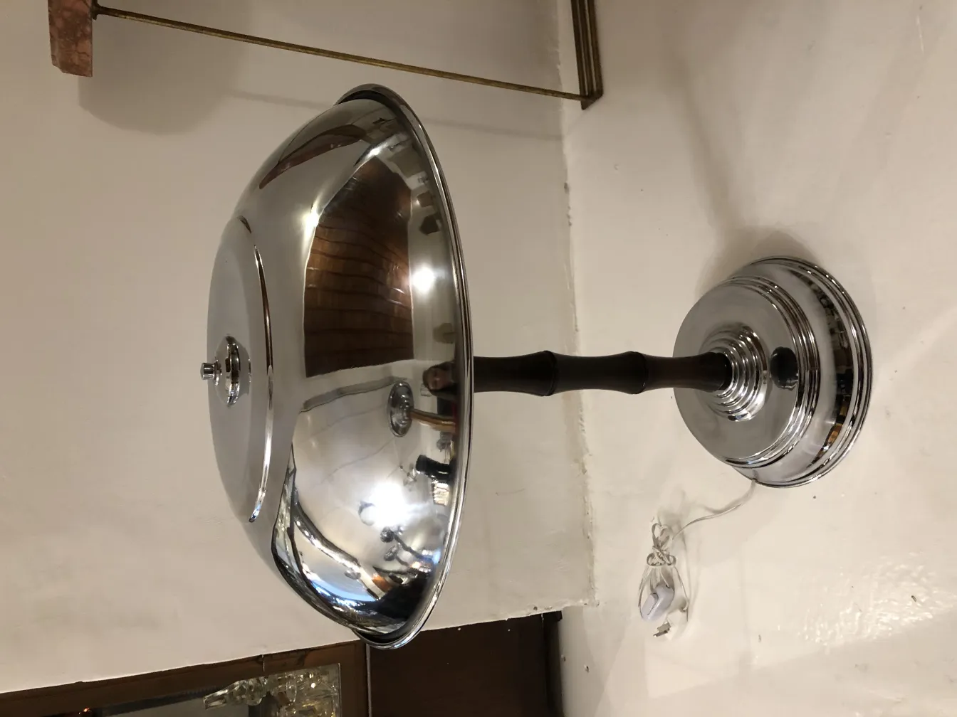 Antiguas lámparas de mesa con base brillante y elegante